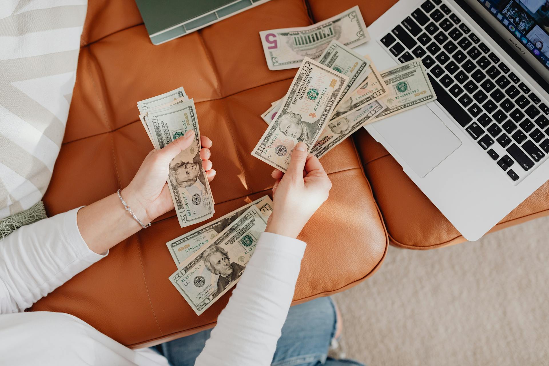 Read more about the article The Smart Shopper’s Guide: 5 High-Value Services You Should Buy Now (Thanks to Huge Cashback Deals)